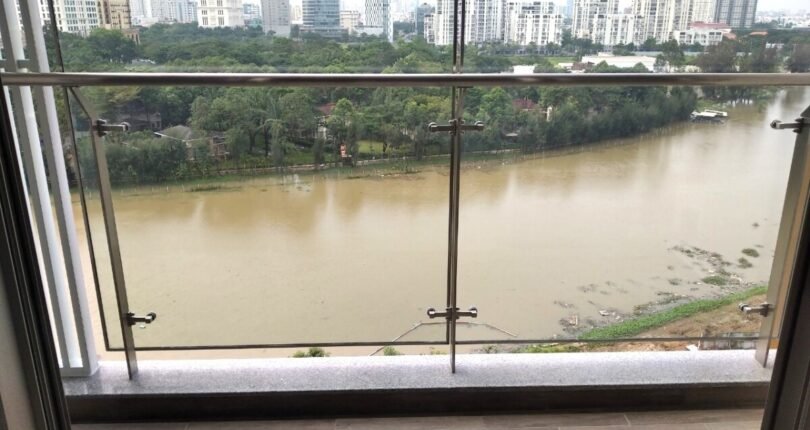 ban cong truc dien song 810x430 - Giá mua bán căn hộ 3 phòng ngủ view sông Chung cư Midtown Phú Mỹ Hưng T3/2024