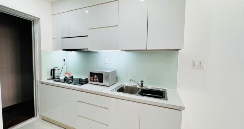 bep can ho ban 3 810x430 - Bán căn hộ 80m2, chung cư Scenic Valley 1, giá 4.8 tỷ, nhà đẹp, nội thất đầy đủ, xem nhà dễ.