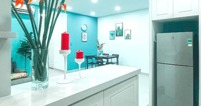 bep va nhin ra ban an 810x430 - Giá mua bán căn hộ 2 phòng ngủ Block C Chung cư Green Valley Quận 7 T3/2024