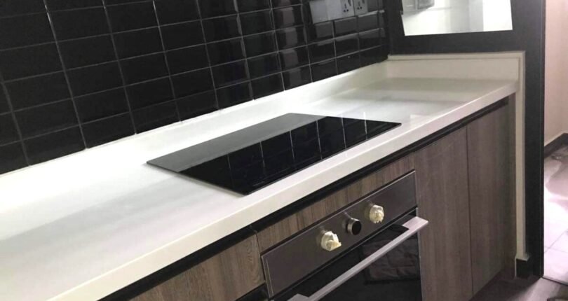 can canh bep trong can ho 810x430 - Giá mua bán căn hộ 2 phòng ngủ block A view sông Chung cư De La Sol Quận 4 T3/2024