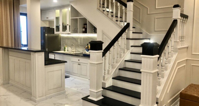 cau thang bo len nha 810x430 - Giá cho thuê biệt thự mặt Đường số 21 Khu dân cư Nine South Nhà Bè T3/2024