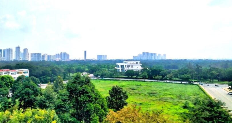 cong vien phia truoc can ho 810x430 - Giá mua bán căn hộ 3 phòng ngủ Block 3a Chung cư Garden Court 1 Quận 7 T3/2024