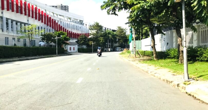 duong tan phu quan 7 810x430 - Giá mua bán đất nền góc đường Tân Phú Khu Nam Đô Phú Mỹ Hưng Quận 7 T3/2024