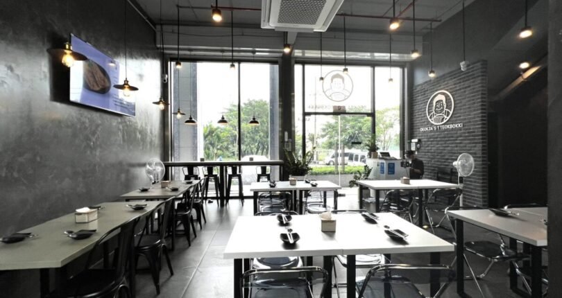 hien trang shop dang kinh doanh nha hang 810x430 - Giá mua bán Shophouse số 24 mặt đường Tân Phú Khu dân cư The Peak Midtown T3/2024