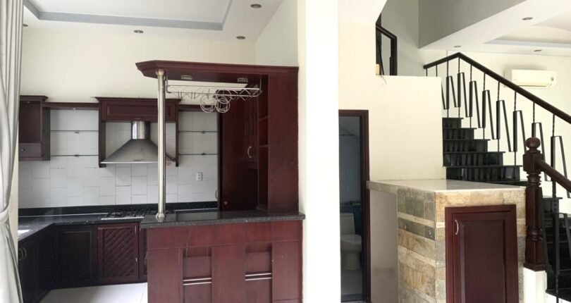 khong gian bep 3 810x430 - Giá cho thuê nhà nguyên căn số 24 Khu biệt thự Hưng Thái 2 Quận 7 T4/2024