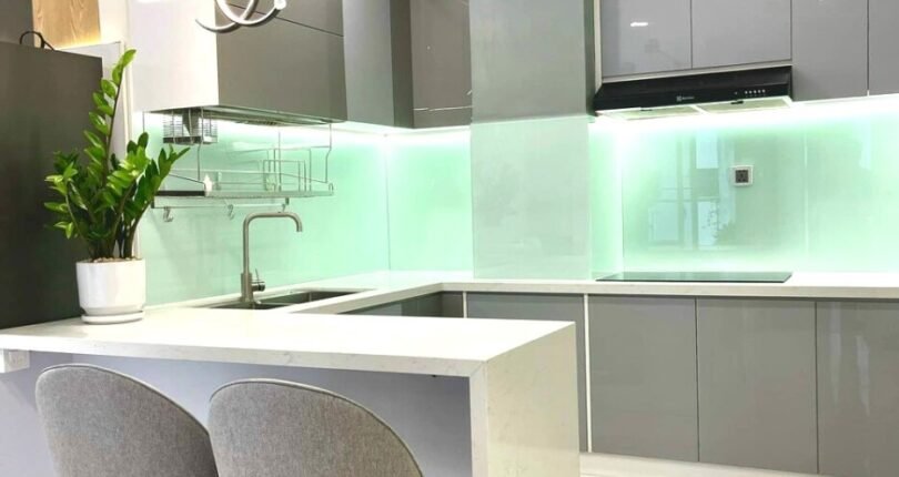 khong gian bep rong rai 2 810x430 - Giá mua bán căn hộ 1 phòng ngủ Chung cư Midtown Phú Mỹ Hưng m6 T3/2024