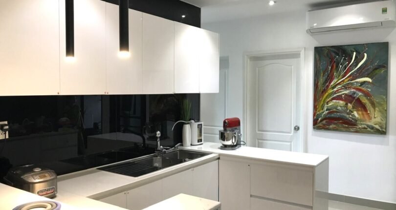 khong gian bep rong rai 9 810x430 - Giá mua bán căn hộ 3 phòng ngủ Block C view sông Chung cư Riverside Residence Quận 7 T4/2024