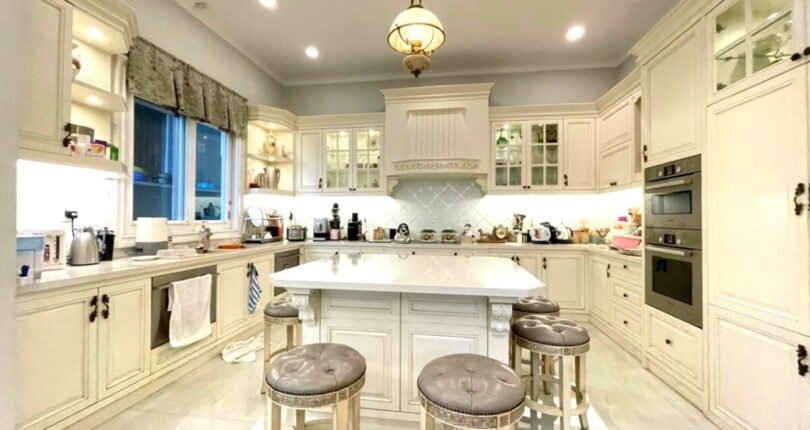 khong gian bep sang trong 810x430 - Giá mua bán nhà biệt thự có hồ bơi Khu phố Nam Thiên 3 Phú Mỹ Hưng Quận 7 T4/2024