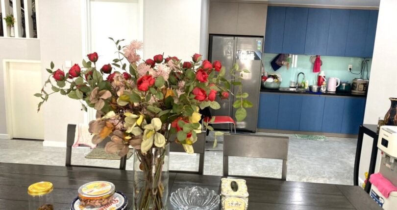 khong gian phong an va bep 810x430 - Giá mua bán căn hộ Penthouse Block 8a Chung cư Sky Garden 3 Quận 7 T3/2024