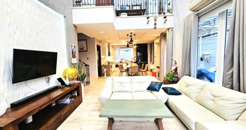 khong gian phong khach tang tret 2 810x430 - Giá mua bán nhà Biệt thự song lập số 19 Đường số 14 Khu dân cư Phú Mỹ Vạn Phát Hưng Quận 7 T4/2024