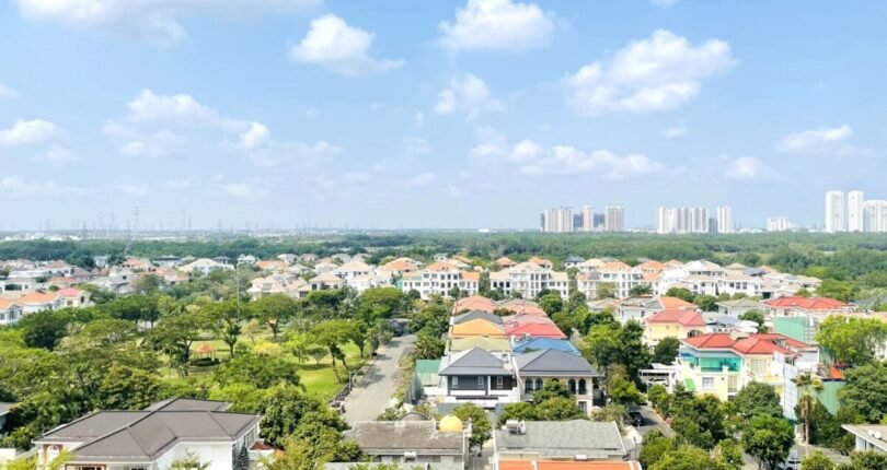 khu biet thu my phu tu ban cong phong khach 810x430 - Chủ gửi bán gấp căn hộ 3 phòng ngủ view biệt thự có ô xe Chung cư Hưng Phúc Happy Residence