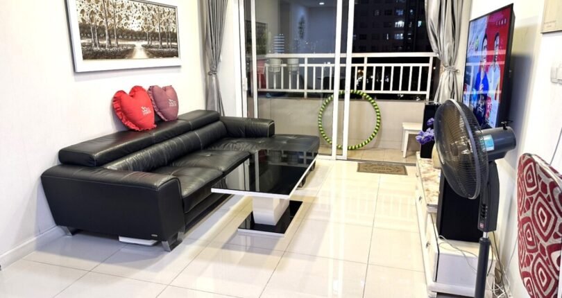 phong khach can ho 2 phong ngu ban 810x430 - Giá mua bán căn hộ 2 phòng ngủ Tháp Central W4 Chung cư Sunrise City Quận 7 T4/2024