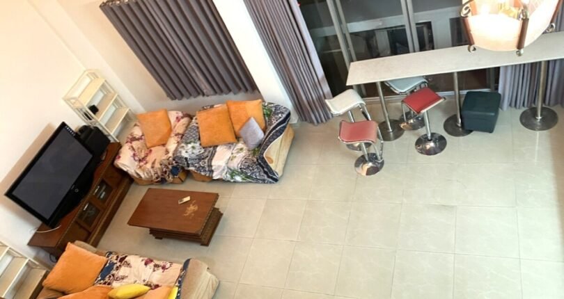 phong khach can ho 4 810x430 - Giá mua bán căn hộ Duplex 4 phòng ngủ Chung cư Mỹ Khánh 1 T3/2024