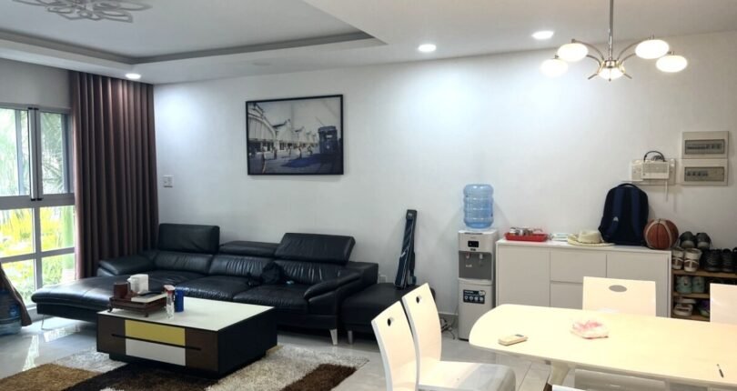 phong khach can ho 810x430 - Bán gấp căn hộ Happy Valley Block C view hồ bơi, 103m2, giá 5,6 tỷ nhà đẹp