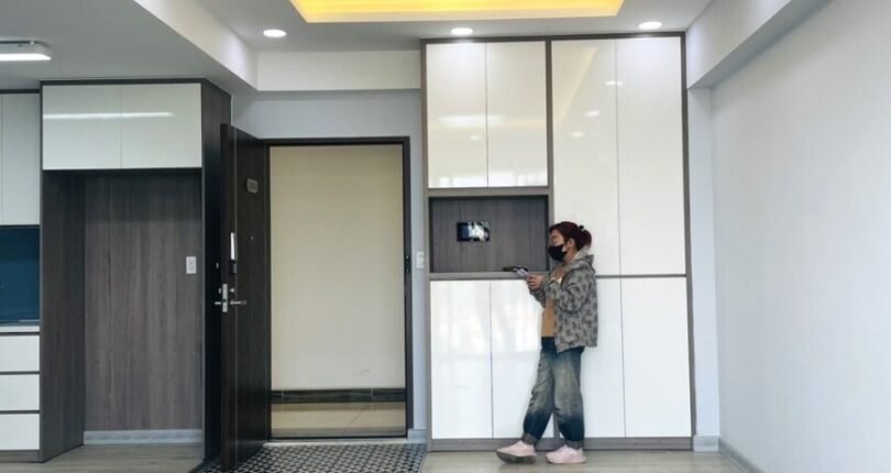 phong khach can ho ban 14 810x430 - Chủ gửi bán gấp căn hộ 3 phòng ngủ view biệt thự có ô xe Chung cư Hưng Phúc Happy Residence