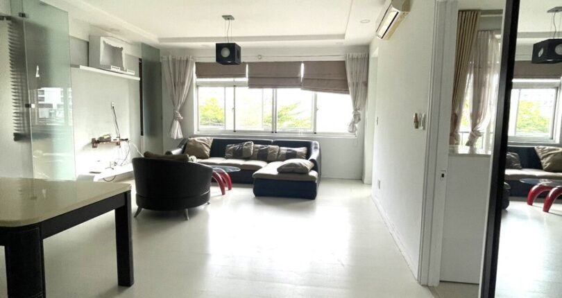 phong khach can ho ban 2 810x430 - Giá mua bán căn hộ 3 phòng ngủ kiểu AC Chung cư Cảnh Viên 2 T3/2024