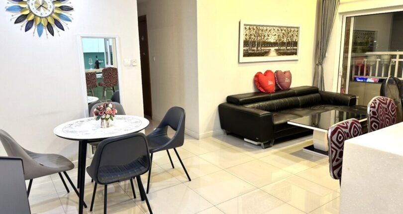 phong khach can ho ban 21 810x430 - Giá mua bán căn hộ 2 phòng ngủ Tháp Central W4 Chung cư Sunrise City Quận 7 T4/2024