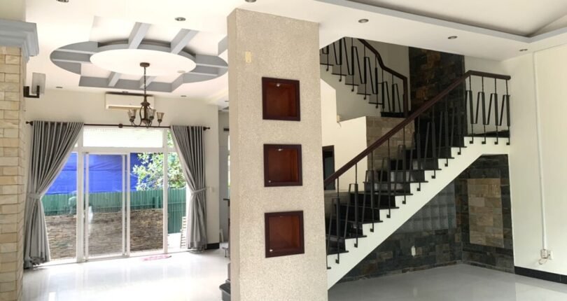 phong khach tang tret 1 810x430 - Giá cho thuê nhà nguyên căn số 24 Khu biệt thự Hưng Thái 2 Quận 7 T4/2024