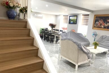 phong-khach-va-cau-thang-len-lau