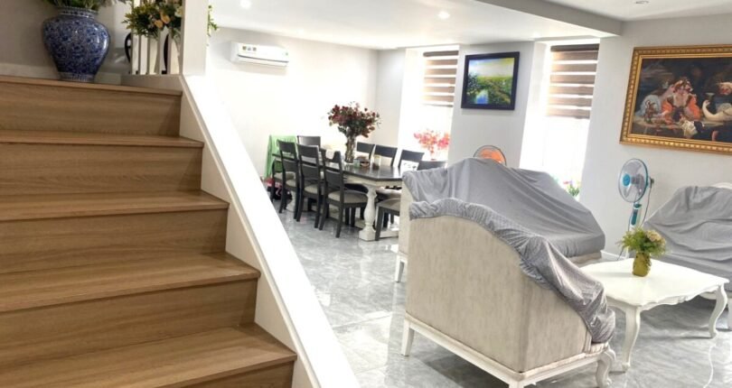 phong khach va cau thang len lau 810x430 - Giá mua bán căn hộ Penthouse Block 8a Chung cư Sky Garden 3 Quận 7 T3/2024