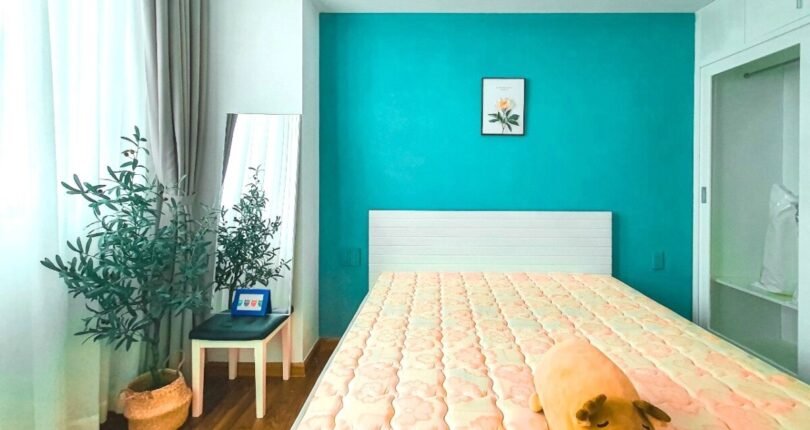 phong ngu rong rai day du thiet bi noi that 810x430 - Giá mua bán căn hộ 2 phòng ngủ Block C Chung cư Green Valley Quận 7 T3/2024