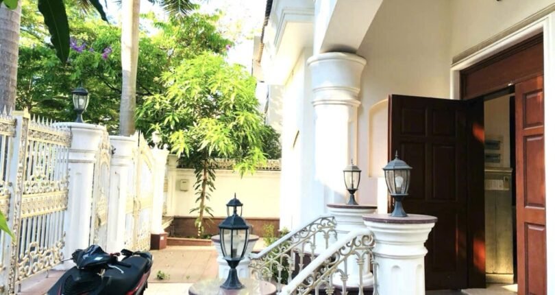 san choi ben hong nha ban 810x430 - Chính chủ bán Biệt thự Phú Mỹ Hưng Quận 7 giá 67 tỷ T4/2024