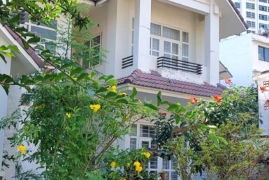 san vuong truoc biet thu ban 385x258 - Bán nhà, villa, biệt thự liền kề tại Phú Mỹ Hưng, Quận 7, Hồ Chí Minh