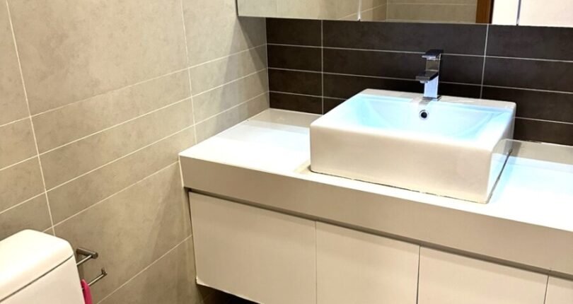 toilet can ho ban 810x430 - Giá mua bán căn hộ 2 phòng ngủ Tháp Central W4 Chung cư Sunrise City Quận 7 T4/2024
