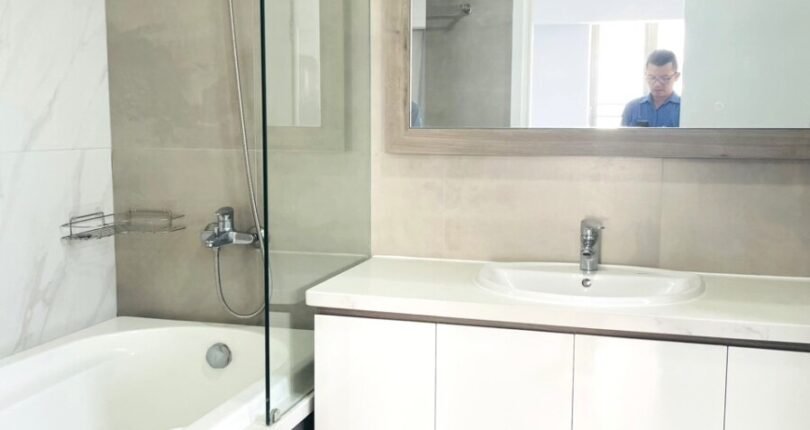 toilet co bon tam nam 1 810x430 - Chủ gửi bán gấp căn hộ 3 phòng ngủ view biệt thự có ô xe Chung cư Hưng Phúc Happy Residence