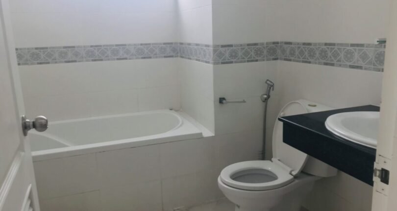 toilet co bon tam nam 3 810x430 - Giá mua bán căn hộ Penthouse block A Chung cư Park view Phú Mỹ Hưng Quận 7 T4/2024