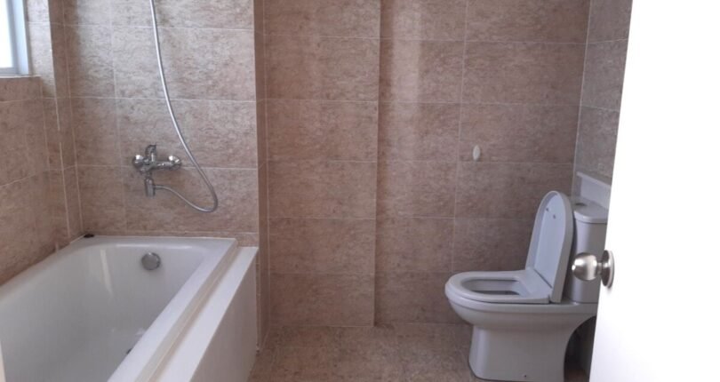 toilet co bon tam nam 4 810x430 - Giá mua bán căn hộ 4 phòng ngủ Chung cư Happy Valley Quận 7 T4/2024