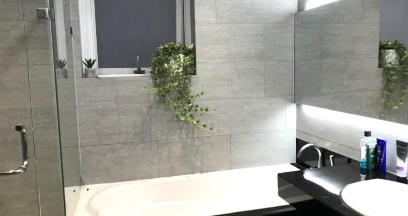 toilet co bon tam nam 5 810x430 - Giá mua bán căn hộ 3 phòng ngủ Block C view sông Chung cư Riverside Residence Quận 7 T4/2024