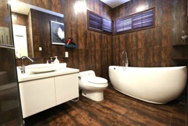 toilet-hien-dai-rong-rai