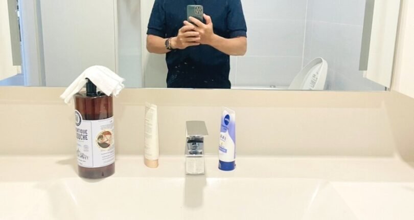 toilet trong can ho 3 810x430 - Giá mua bán căn hộ 2 phòng ngủ Block A Chung cư Green Valley Quận 7 T3/2024