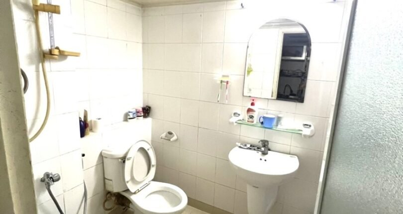 toilet trong can ho 6 810x430 - Giá mua bán căn hộ 2 phòng ngủ block B Chung cư Hưng Vượng 1 Quận 7 T4/2024