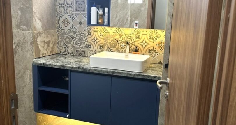 toilet trong can ho ban 2 810x430 - Giá mua bán căn hộ 3 phòng ngủ Block G Chung cư Saigon South Residences Nhà Bè T4/2024