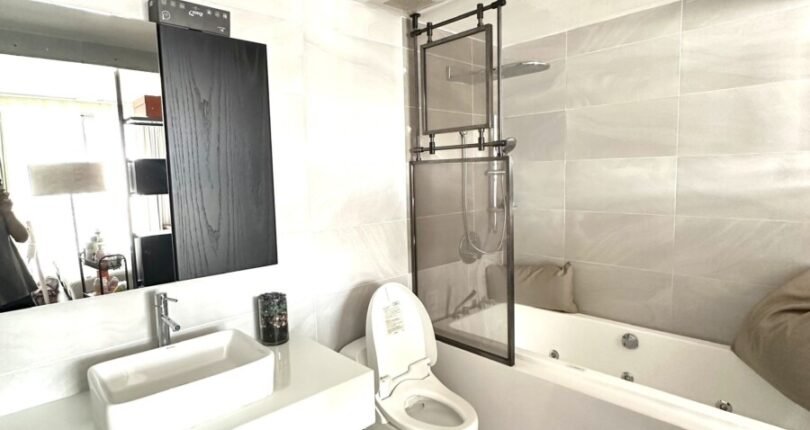 toilet trong can ho ban 810x430 - Giá mua bán căn hộ 3 phòng ngủ block B Chung cư Green Valley Quận 7 T3/2024