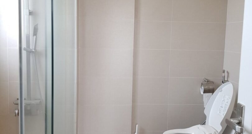 toilet trong can ho cho thue 1 810x430 - Giá thuê căn hộ 3 phòng ngủ Block L Chung cư Happy Valley Quận 7 T4/2024