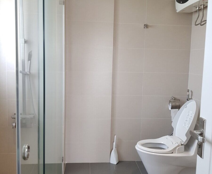 toilet trong can ho cho thue 1 900x738 - Giá thuê căn hộ 3 phòng ngủ Block L Chung cư Happy Valley Quận 7 T4/2024