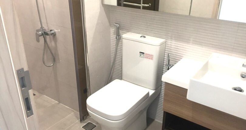 toilet trong can ho cho thue 810x430 - Giá cho thuê căn hộ 2 phòng ngủ Chung cư Hưng Phúc Premier Quận 7 T3/20204