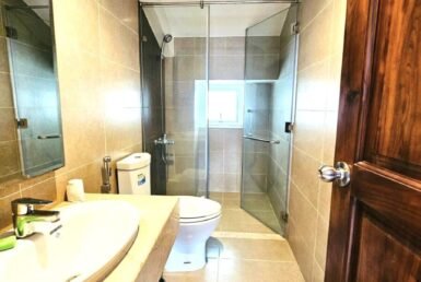 toilet-trong-nha-ban