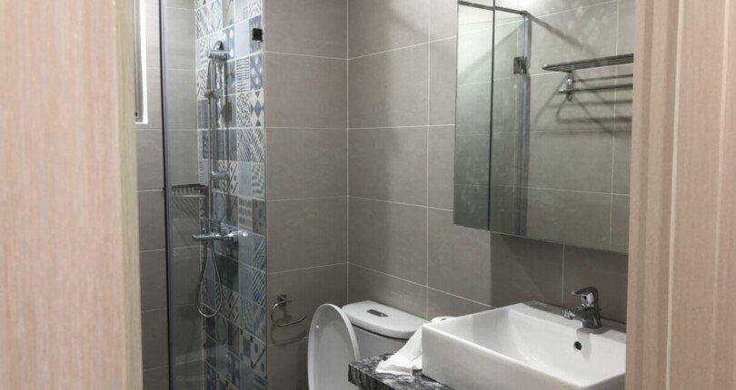 tollet can ho ban 2 810x430 - Bán căn hộ chung cư Hưng Phúc, 97m2, giá 5 tỷ, 03pn, nội thất đầy đủ, lầu trung.