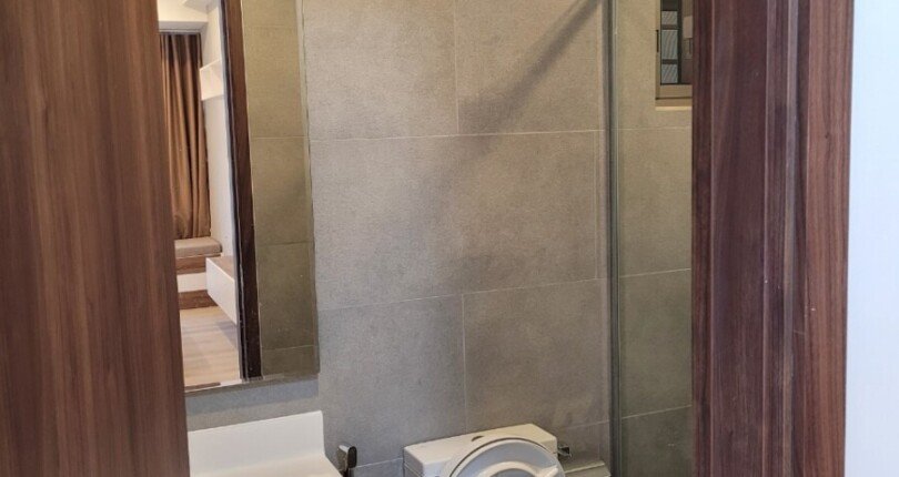 tollet can ho ban 3 810x430 - Bán căn hộ chung cư Midtown The Signature, 81m2, giá 6,5 tỷ, nội thất đầy đủ,