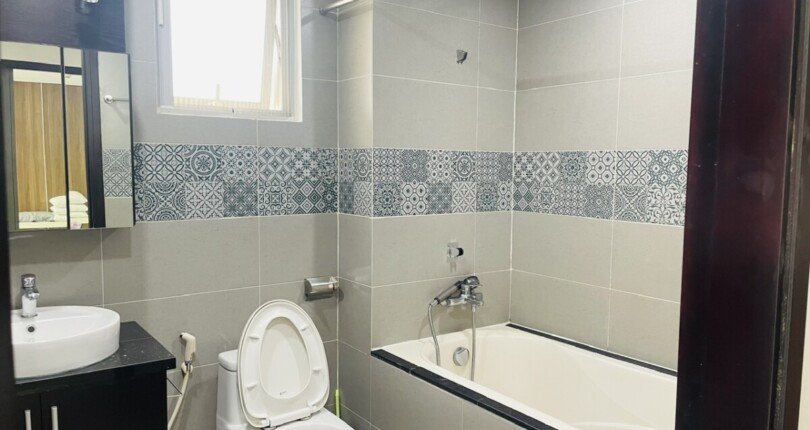 tollet can ho ban 810x430 - Bán căn hộ chung cư Scenic Valley 1, diện tích 108m2, giá 6.5 tỷ , nội thất đầy đủ, xem nhà dễ.