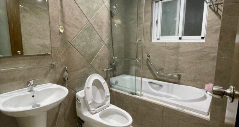 tollet can ho cho thue 810x430 - Cho thuê căn hộ chung cư Happy Valley, diện tích 100m2, 03pn, giá 1.200usd/tháng, nội thất đầy đủ.