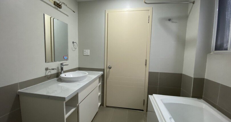 tollet cna ho cho thue 810x430 - Cho thuê căn hộ chung cư Happy Valley, 03pn, tầng trung, giá 1.100usd/tháng, xem nhà dễ.