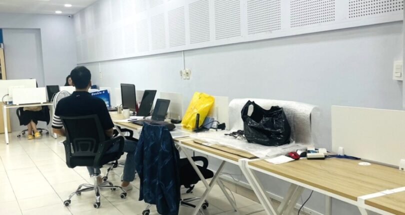 van phong co san ban ghe 810x430 - Giá thuê văn phòng 40m2 mặt đường Nguyễn Văn Linh Khu Đô thị Phú Mỹ Hưng Quận 7 T4/2024