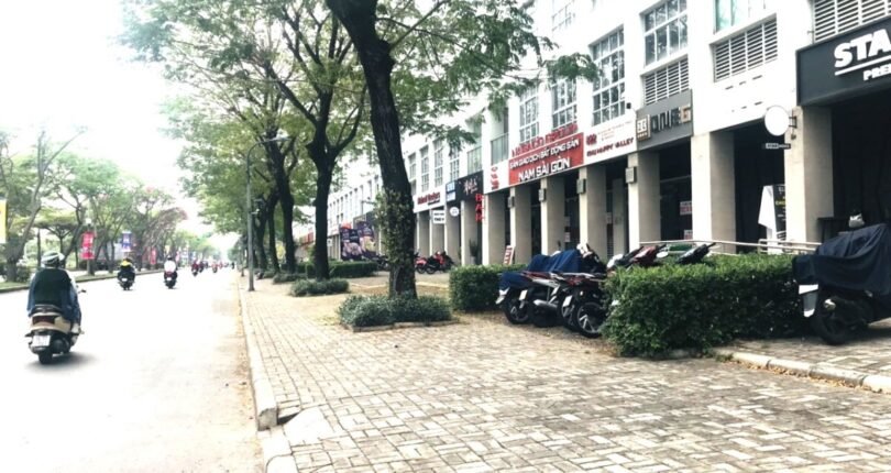 vi tri shophouse cho thue tren duong nguyen van linh via he rong rai 810x430 - Giá cho thuê Shophouse mặt đường Nguyễn Văn Linh Khu dân cư Happy Valley Quận 7 T3/2024