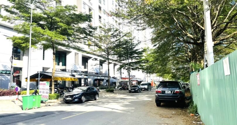 vi tri shophouse tren duong lon dan cu sam uat 810x430 - Giá mua bán Shophouse block E Chung cư Saigon South Residence Phước Kiển Nhà Bè T3/2024