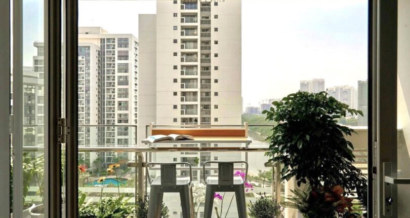 view ban cong can ho 2 810x430 - Giá mua bán căn hộ 3 phòng ngủ block C view sông Chung cư Riverpark Residence Quận 7 T4/2024